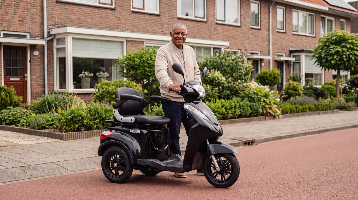 Man maakt zijn IVA E1000 scootmobiel verkoopklaar voor een Nederlands rijtjeshuis