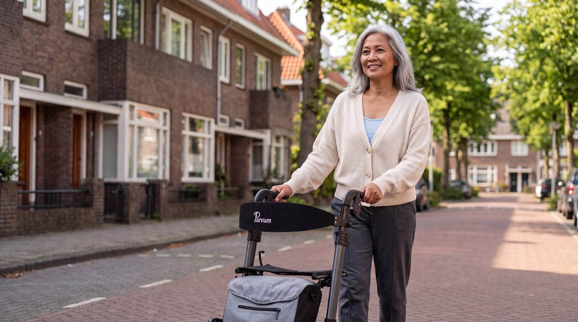 Parkinson rollator: vrouw wandelt zelfverzekerd met een lichtgewicht rollator in een Nederlandse straat