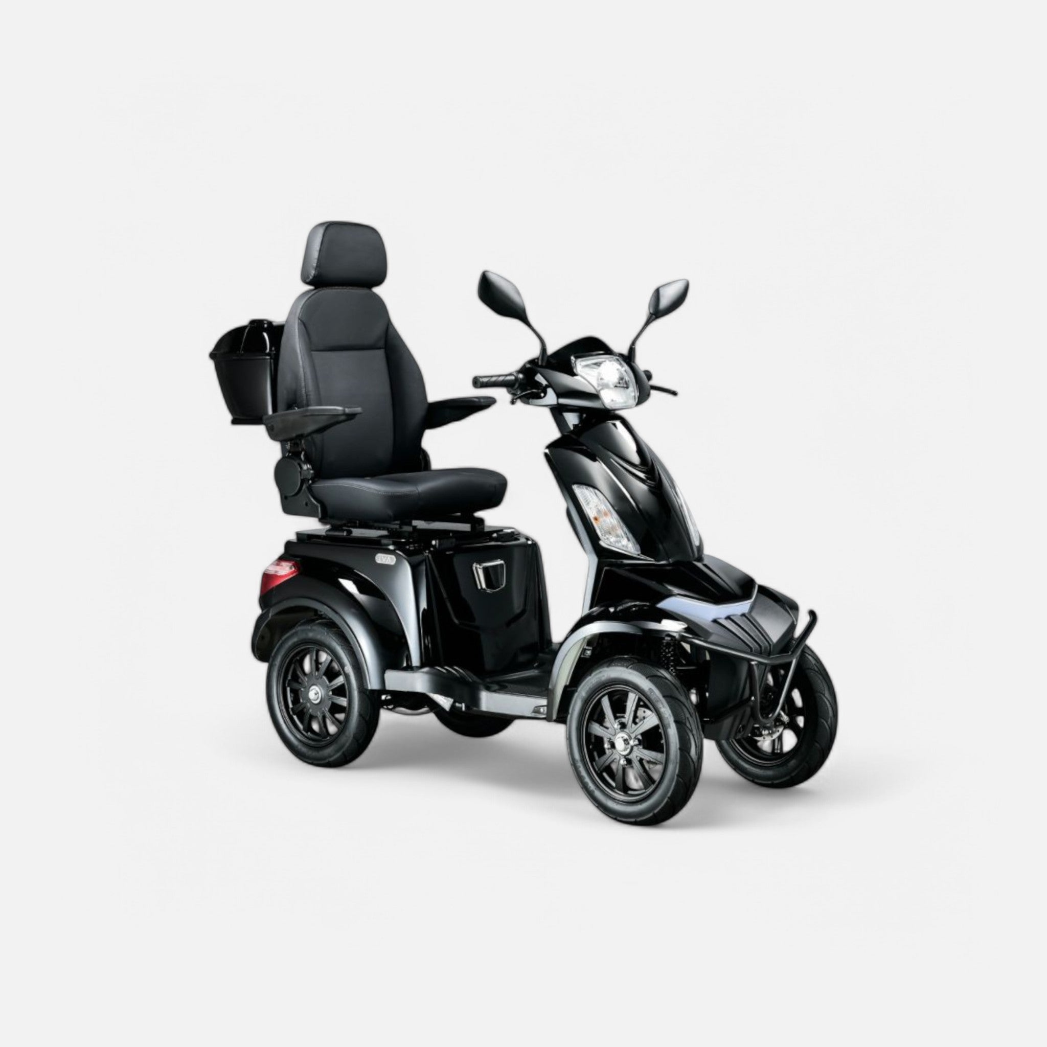GoVida IVA S1000 Zwart scootmobiel parked on a pathway, showcasing its sleek black design and comfortable seating.