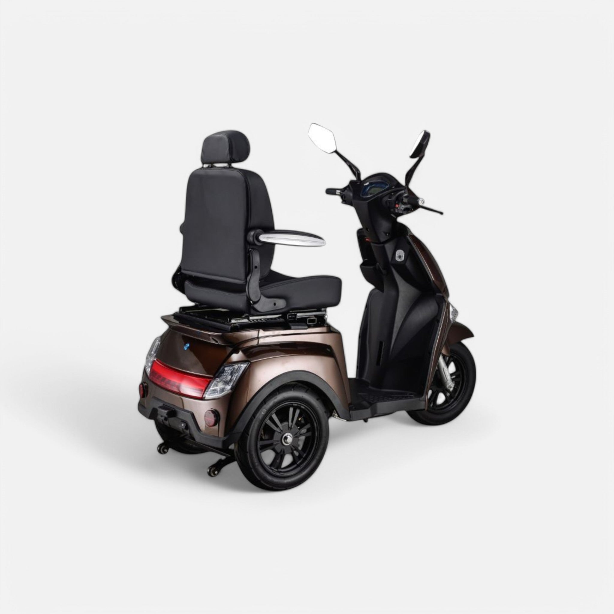 GoVida IVA Z1000 Bruin scootmobiel parked outdoors, showcasing its sleek design and comfortable seating.