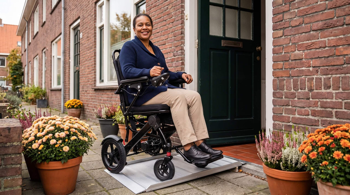 Oprijplaat rolstoel kiezen: vrouw in elektrische rolstoel bij een voordeur met drempelhulp