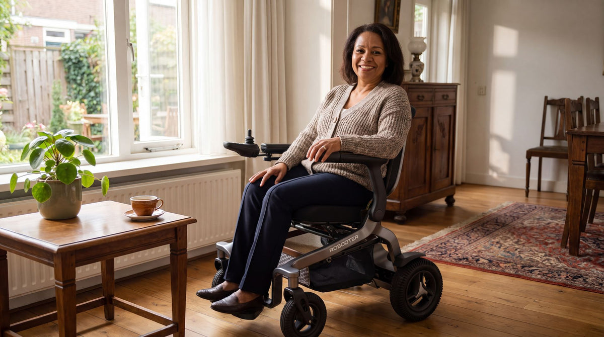 Rolstoelkussen kiezen: vrouw zit comfortabel in een elektrische rolstoel in een Nederlandse woonkamer