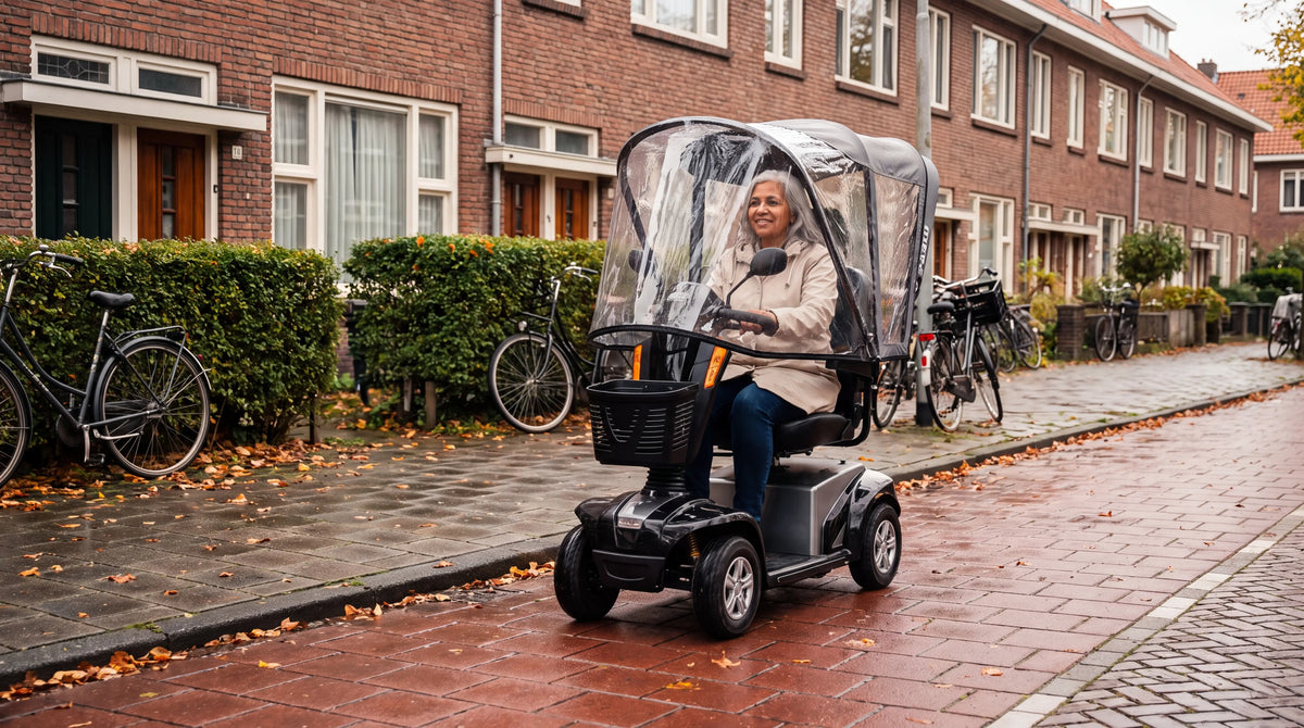 Vrouw rijdt op een scootmobiel met Movo overkapping door een Nederlandse straat na regen