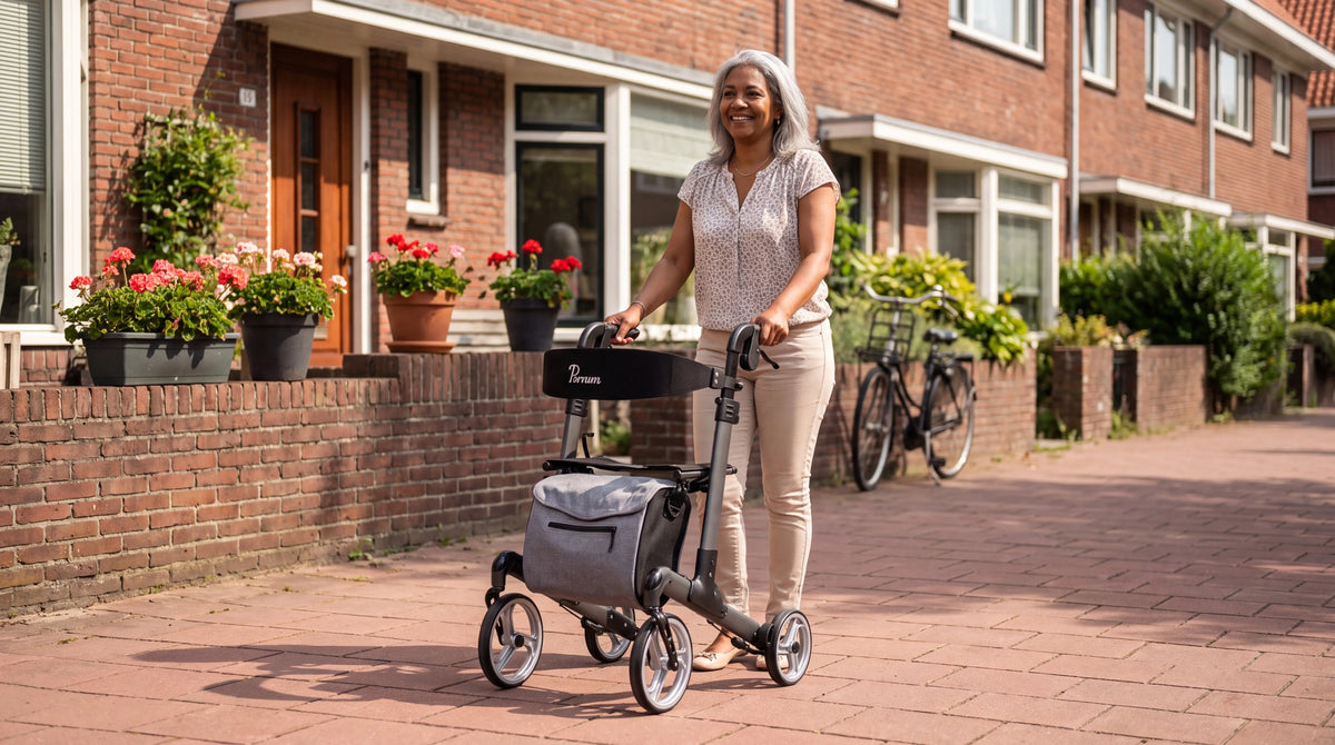 Rollator onderhoud: vrouw wandelt met grijze Parvum rollator door een Nederlandse woonwijk