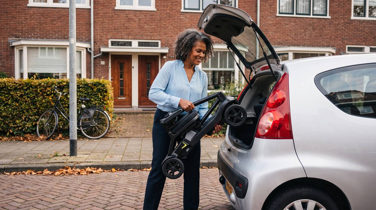 Vrouw tilt een ingeklapte opvouwbare scootmobiel in de kofferbak - het gewicht van een scootmobiel bepaalt of dat lukt