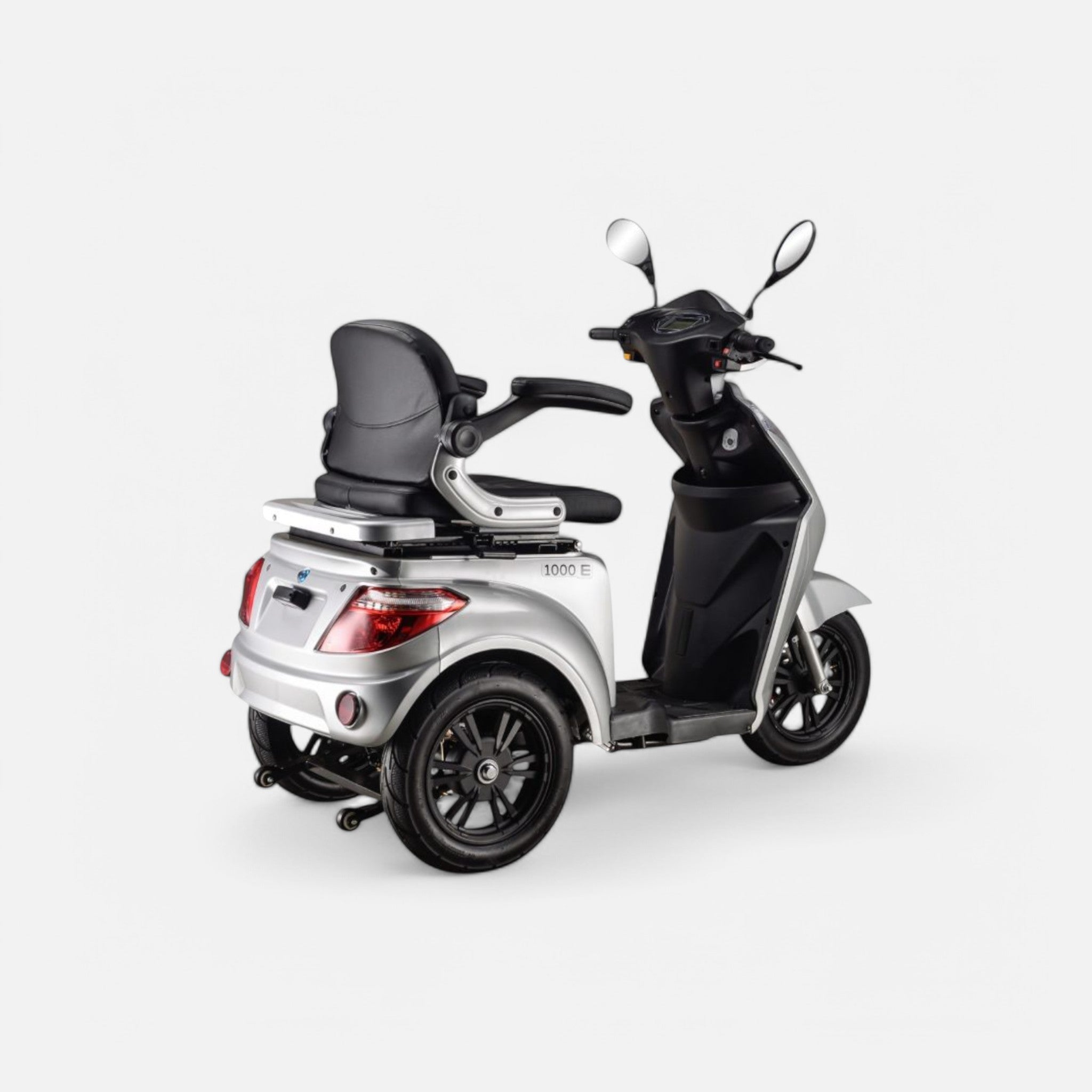 GoVida IVA E1000 Zilver scootmobiel in a sleek silver design, showcasing its comfortable seat and ergonomic handles.