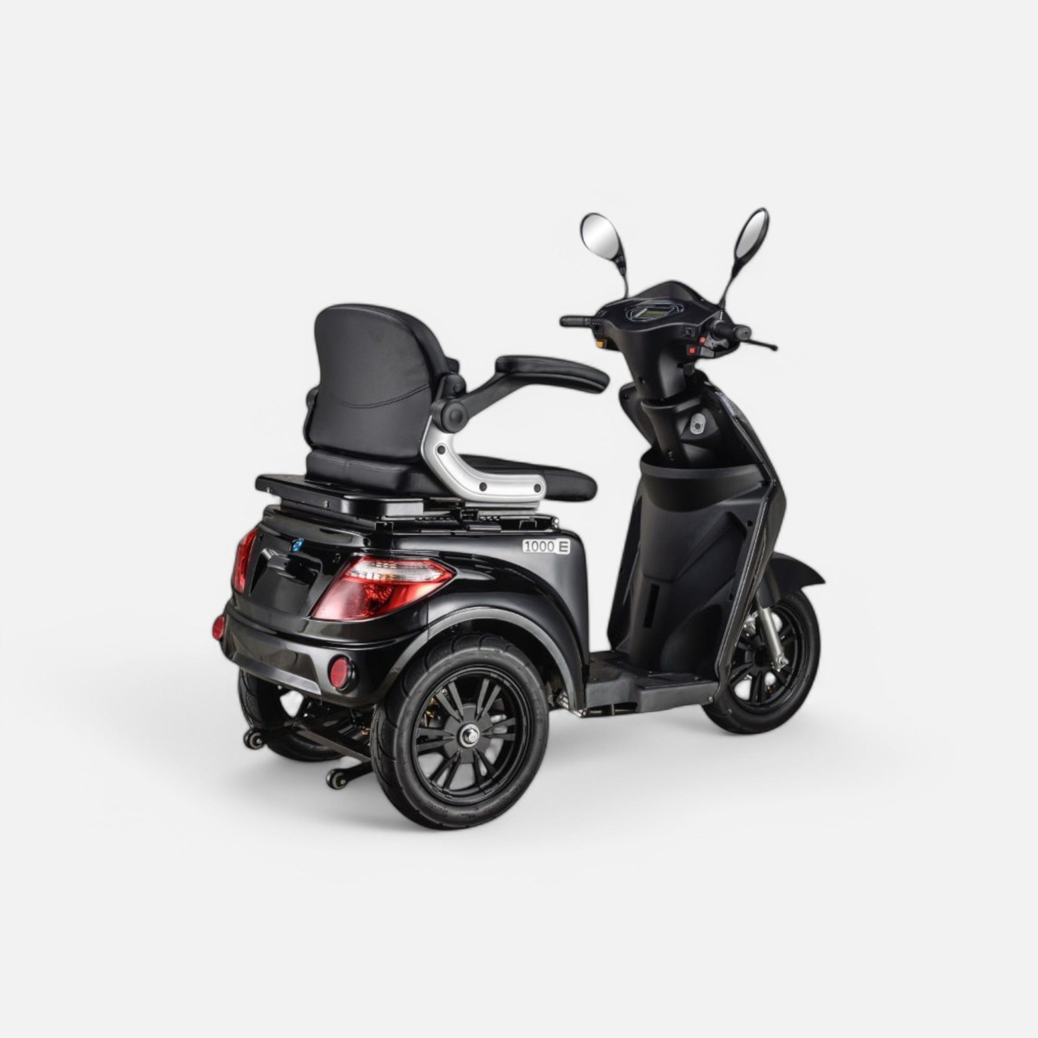 GoVida IVA E1000 Zwart scootmobiel parked on a pathway with a sleek black design and comfortable seating.