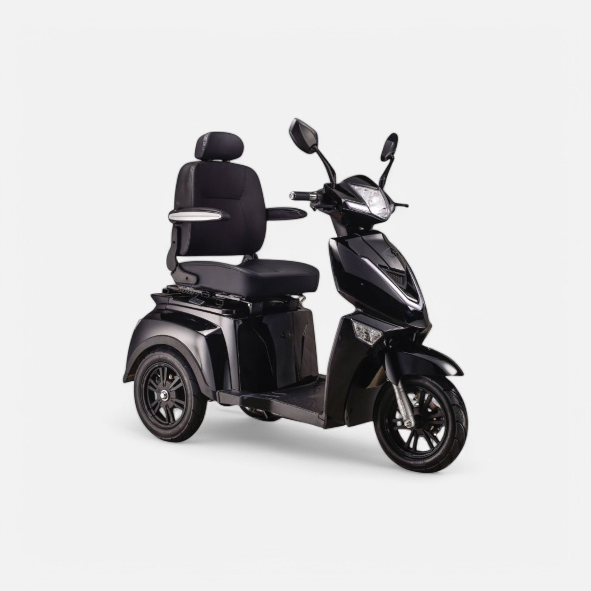 GoVida IVA Z1000 Zwart scootmobiel parked outdoors, showcasing its sleek black design and comfortable seating.