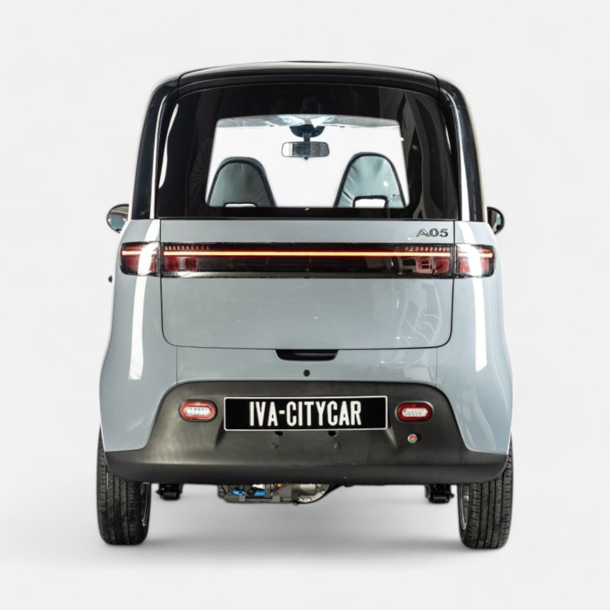 GoVida CityCar A05 grijze brommobiel, achterkant, compacte elektrische voertuig voor stadsvervoer.