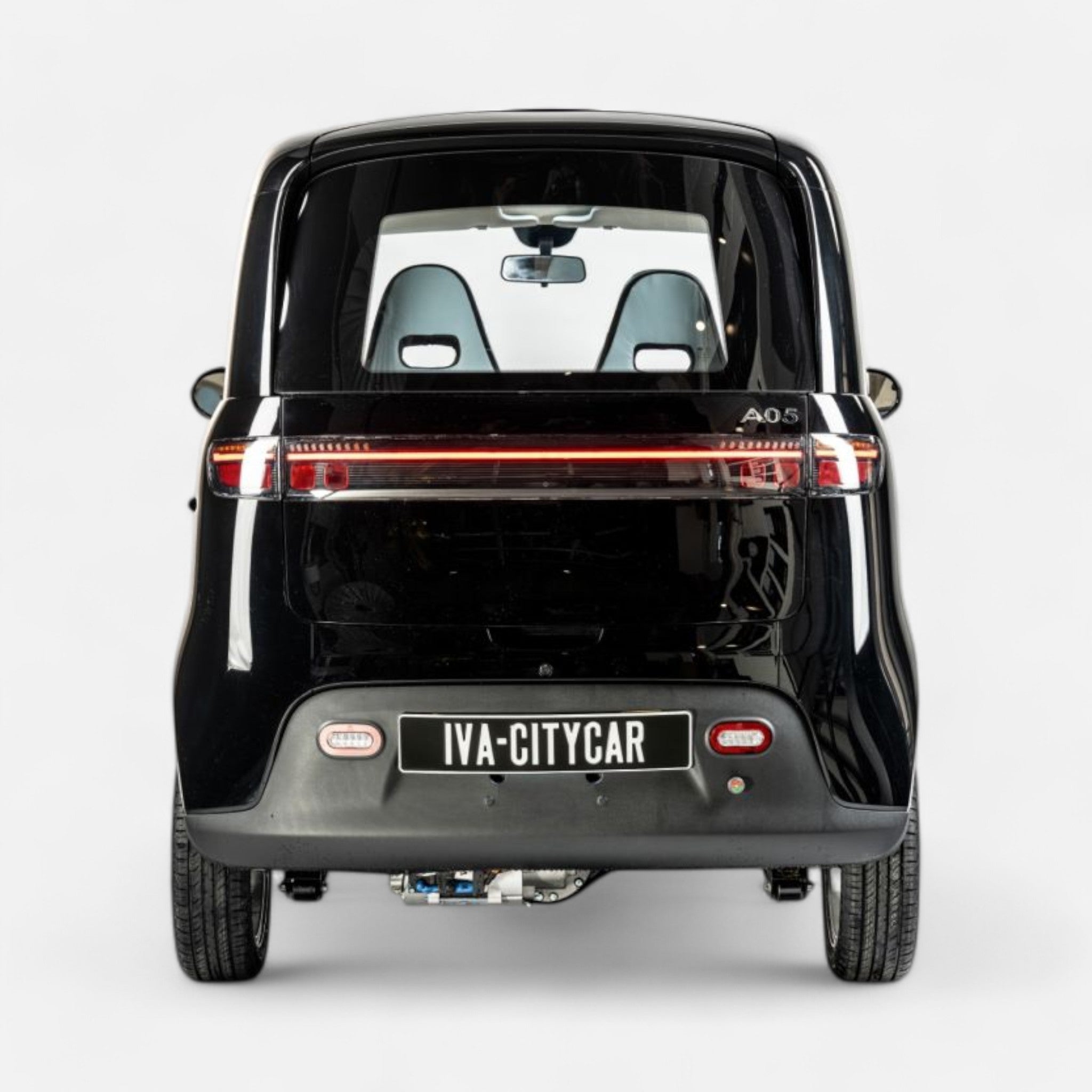 Zwarte GoVida CityCar A05 brommobiel, zijaanzicht met achterkant, compacte elektrische stadsauto.